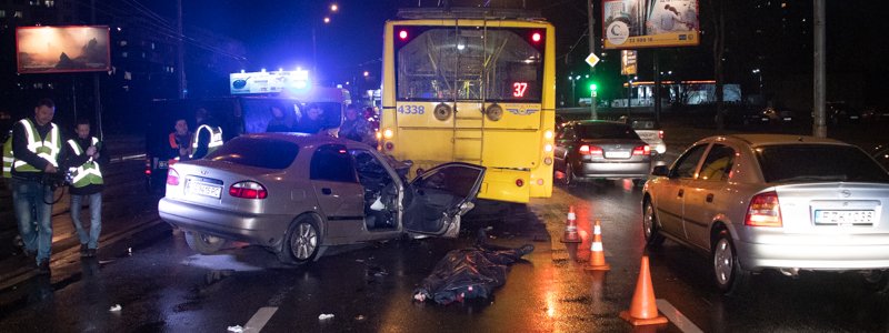 В Киеве на Лесном Daewoo влетел в троллейбус с пассажирами: погиб один человек