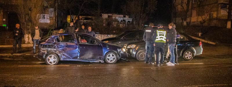 В центре Киева иностранцы на Opel разбили три машины и скрылись с места аварии