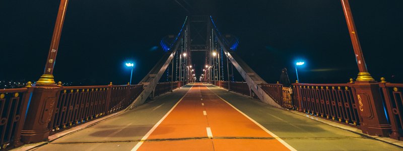 Особый взгляд: как выглядит Пешеходный мост под покровом ночи