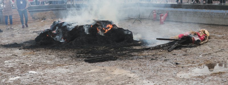 В Киеве на ВДНГ случайно сгорело чучело Масленицы