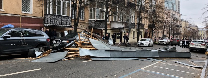 В центре Киева крыша дома упала на припаркованные авто: улица перекрыта