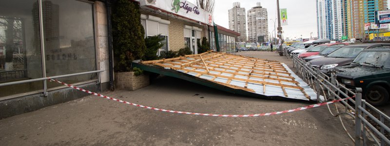 В Киеве с цветочного магазина упала крыша и заблокировала выход