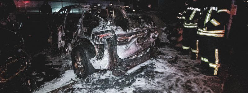 В Киеве на Срибнокольской полностью выгорел Porsche
