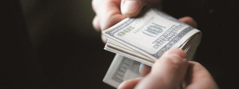 В Киеве таможенник требовал 1000 долларов: подробности