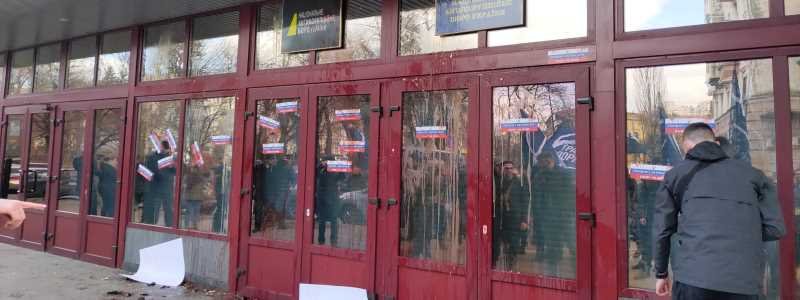 В Киеве здание НАБУ облили кровью и забросали яйцами: подробности