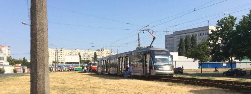 В Киеве на Борщаговке сошел с рельс скоростной трамвай