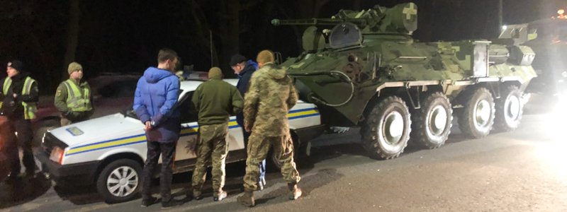 В Киеве у БТР отказали тормоза и он влетел в машину военной инспекции