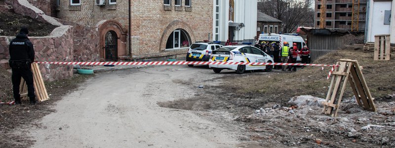 В Киеве возле церкви нашли окровавленный труп мужчины