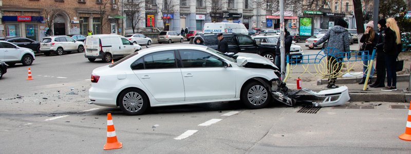 В центре Киева столкнулись 4 автомобиля: пострадал мужчина