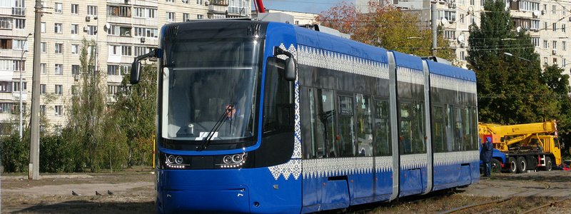 В Киеве на Борщаговке второй день подряд сошел с рельс скоростной трамвай