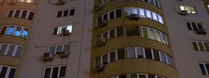 В Киеве на Днепровской набережной мужчина выпал с 21 этажа