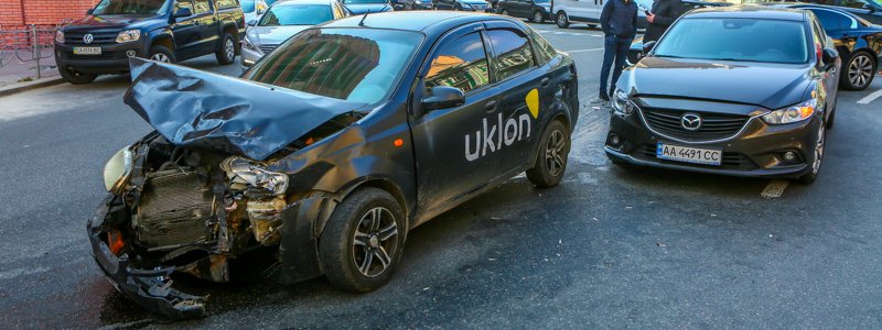 В центре Киева такси Uklon врезалось в Mazda