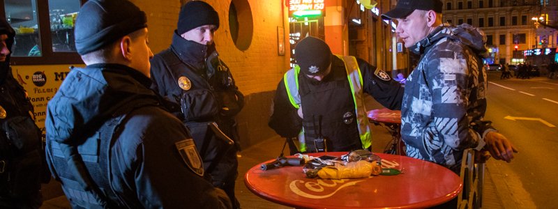 В Киеве на Бессарабке мужчина с пистолетом напал на двух парней и девушку