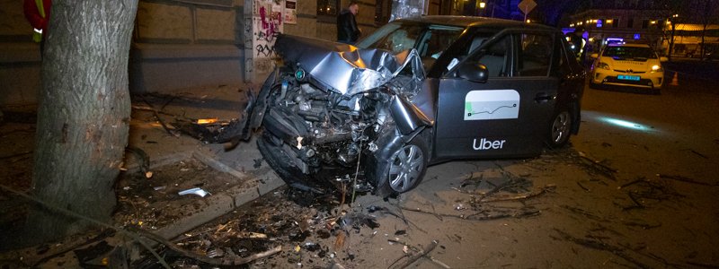 В Киеве на Подоле водитель службы такси Uber на Skoda Fabia влетел в дерево