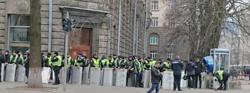 В центре Киева дежурят силовики, кинологи и взрывотехники: сколько будет митингующих