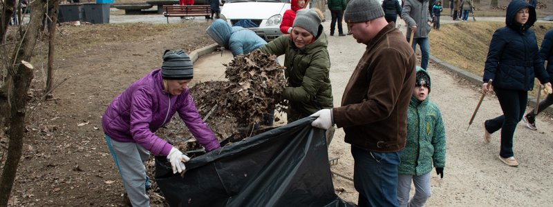 В Киеве под дождем устроили мусорную «войну»: как это было