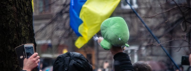 В Киеве Нацкорпус забросал полицию игрушечными свиньями: как прошла акция