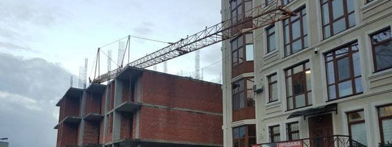 В Киеве на стройке рухнул кран: стрела повисла над окнами жилого дома