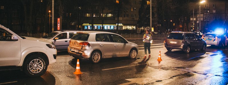 В центре Киева столкнулись Peugeot, Volkswagen и Toyota: одного водителя госпитализировали