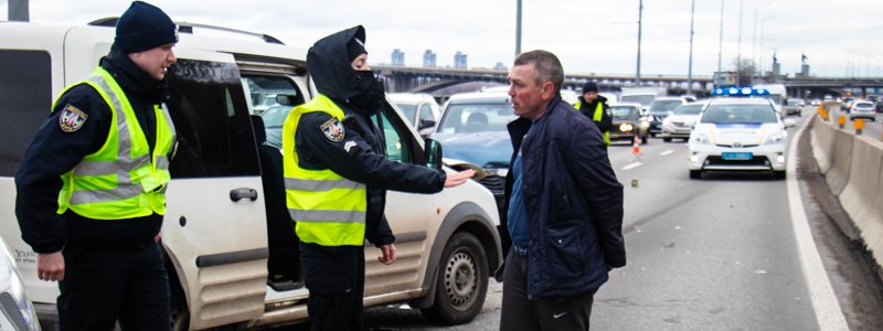 В Киеве на Набережном шоссе пьяный водитель лоб в лоб влетел в Renault