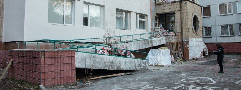 В Киеве из строительной люльки роддома выпал мужчина