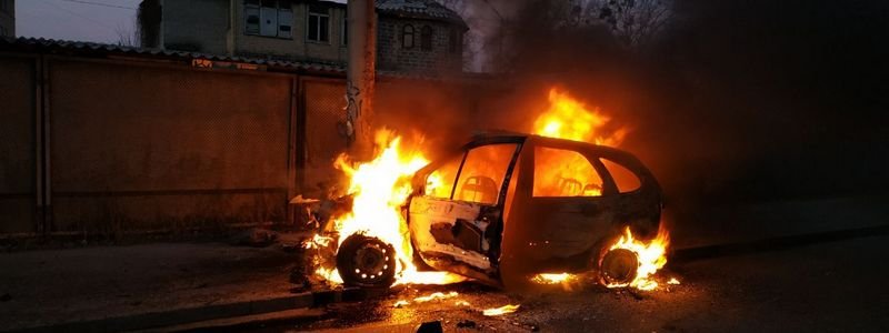 В Киеве на Жилянской Renault врезался в столб и сгорел дотла: пострадал водитель