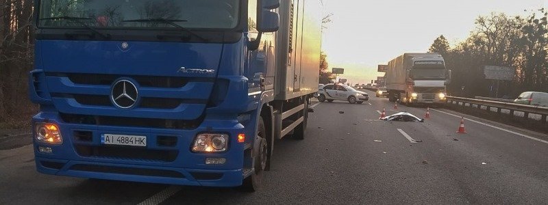 Под Киевом женщину сбил грузовик и переехала Mazda