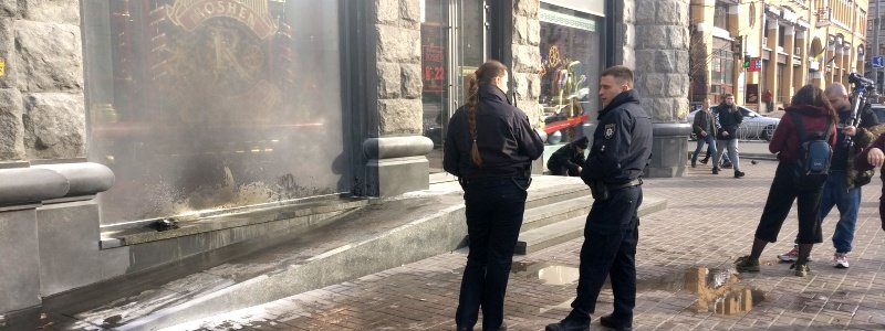 В Киеве на Крещатике неизвестные бросили взрыв-пакет в магазин Roshen