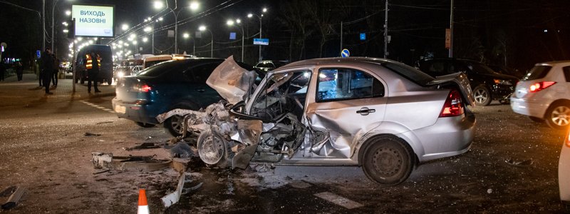 В Киеве на Телиги Chevrolet протаранил две машины и маршрутку: водителя вырезали спасатели