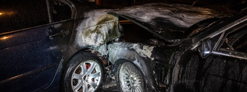 В Киеве во дворе жилого дома горели два BMW на еврономерах