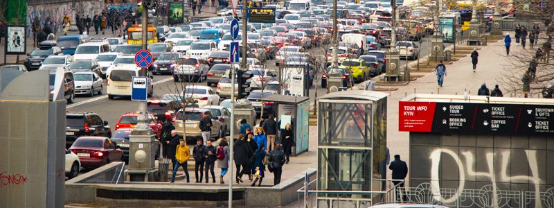 Киев сковали огромные пробки: какие улицы, дороги и мосты лучше объезжать