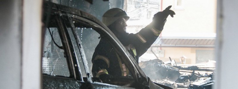 В Киеве из-за вспыхнувшей BMW сгорели еще 6 машин