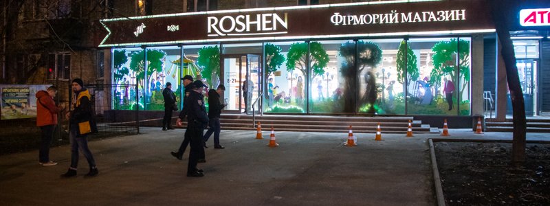 В Киеве на Дарницкой площади в витрину Roshen бросили коктейль Молотова