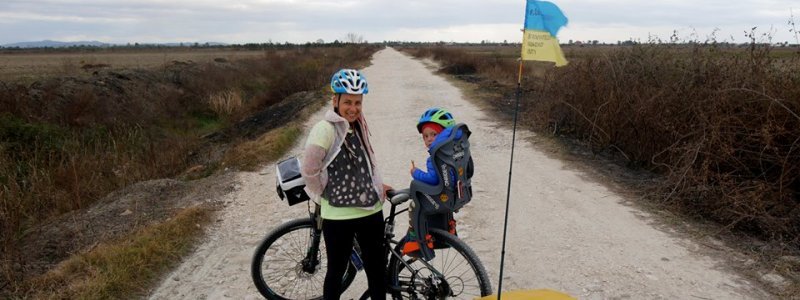 Двоколісні Хроніки: українська сім'я з маленькою дитиною подорожує на велосипедах по всьому світу