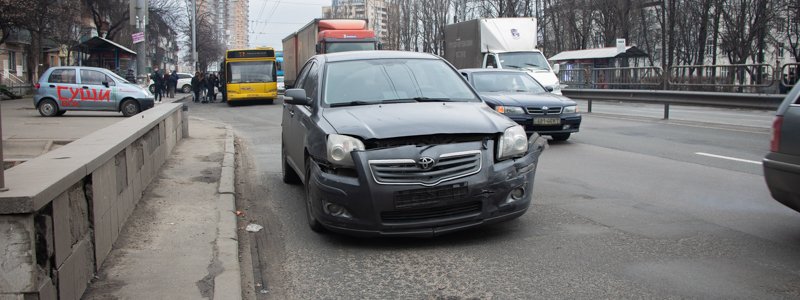 В Киеве водитель Toyota пытался проскочить между троллейбусом и фурой и попал под тягач