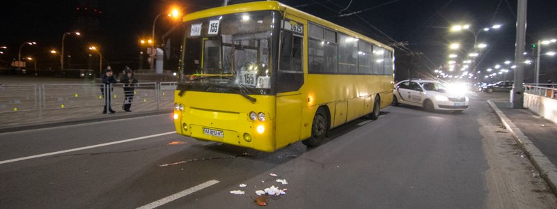 В Киеве на Дорогожичах автобус сбил трех сестер: одну из женщин затащило под колеса