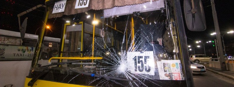 В Киеве на Дорогожичах автобус сбил троих женщин: появилось видео момента аварии