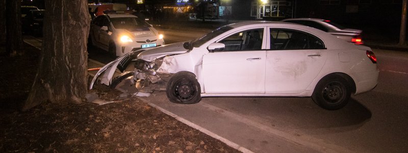 В Киеве на Березняках водитель Geely влетел в дерево и попал в больницу