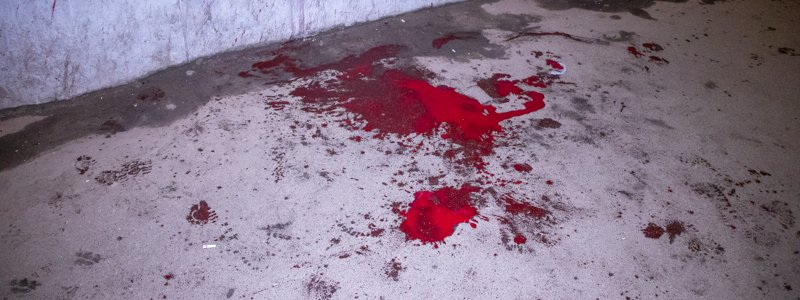 В Киеве мужчина разбил витрину и истекал кровью посреди улицы