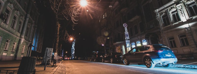 Особый взгляд: как в Киеве выглядит улица Пушкинская под светом фонарей