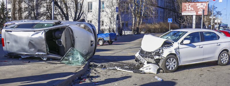 В Киеве на проспекте Победы столкнулись два такси Peugeot: пострадали три человека