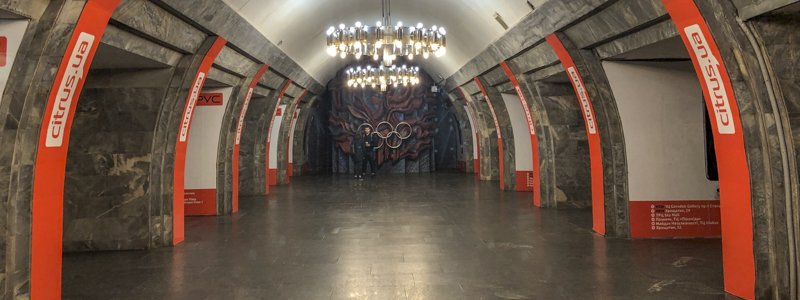 В Киеве на станции метро "Олимпийская" мужчина вышел из поезда и умер