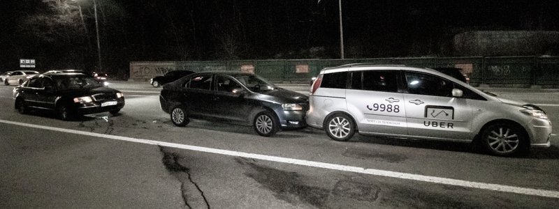 В Киеве на бульваре Дружбы Народов столкнулись две Skoda и Mazda: пострадал ребенок