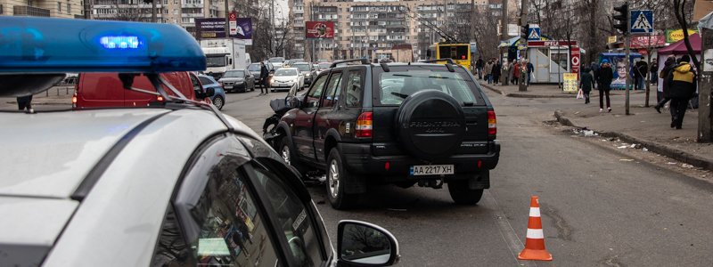 В Киеве на Героев Днепра Volkswagen лоб в лоб протаранил Opel: пострадал мужчина