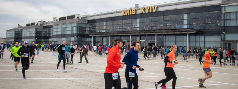 Под Киевом в аэропорту "Борисполь" более 2 тысяч человек бегали по взлетной полосе