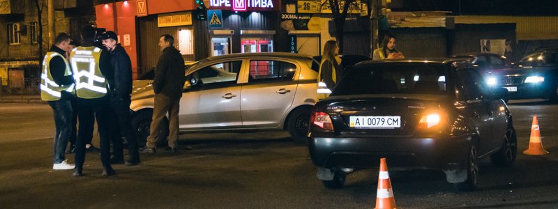 В Киеве на Гагарина Daewoo шла на обгон на светофоре и на перекрестке столкнулась с Opel