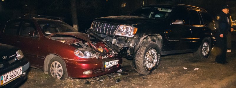В Киеве пьяный водитель Jeep вылетел на обочину, снес Peugeot и "припарковался" над Daewoo