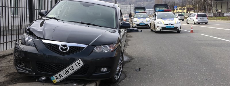 В Киеве на Подоле Mazda сбила насмерть пешехода и улетела в забор