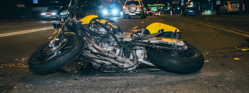 В Киеве на Соломенке водитель Opel хотел пересечь двойную сплошную, сбил мотоциклиста и сбежал