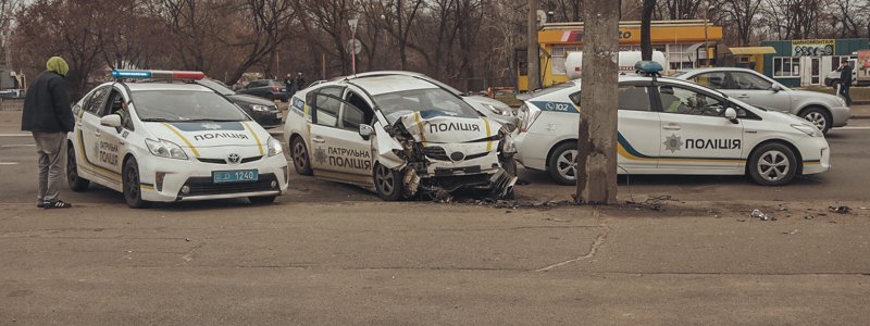 В Киеве на Дорогожичах полицейский Prius влетел в столб: пострадала девушка-патрульная